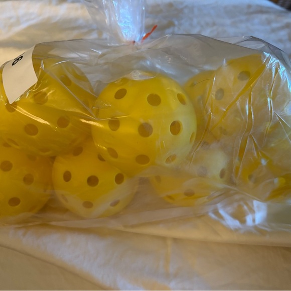 American pickle ball, 
official   Flag Paddle 
Malibu Beach Pickleball 
8 Balls - Picture 13 of 14